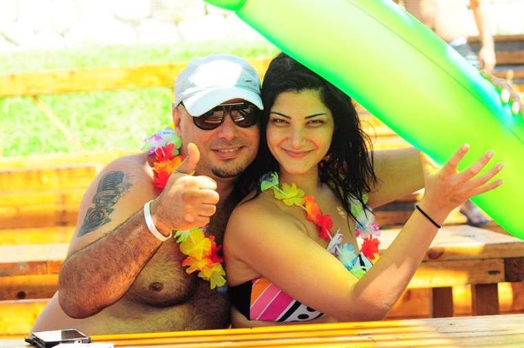 Cyan Sunday Club Lets Carnival